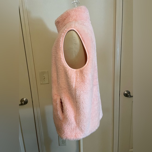 🤍 super soft, super fluffy extra warm peach vest🤍 - Picture 4 of 9